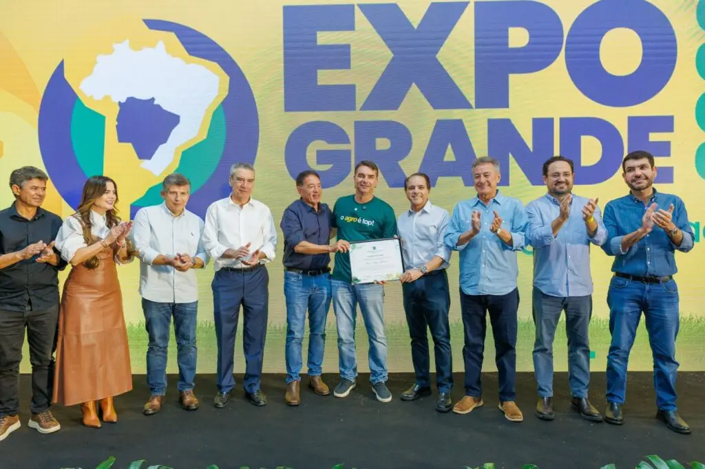 Coronel David entrega Diploma de Ilustre Visitante a Flávio Bolsonaro durante a Expogrande