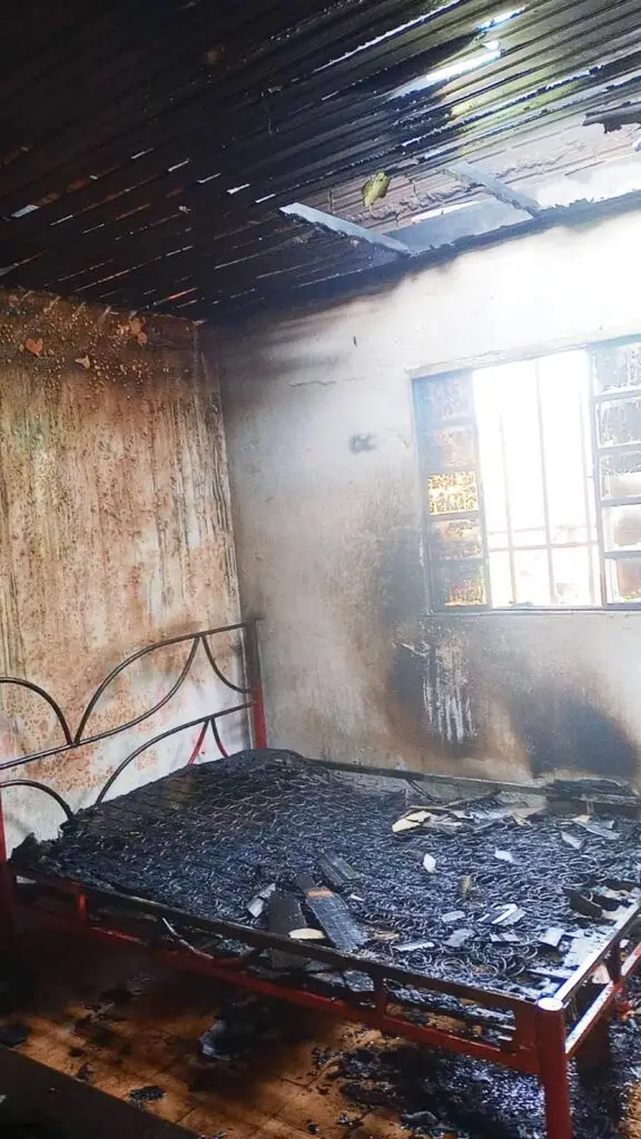 Corpo de Bombeiros controla incêndio em residência em Amambai Corpo de Bombeiros controla incêndio em residência em Amambai