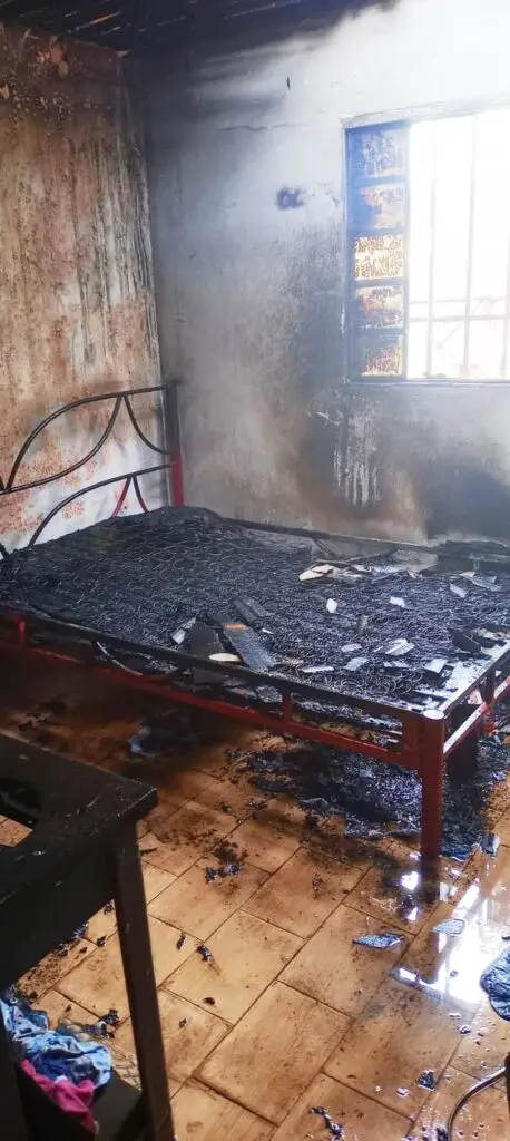 Corpo de Bombeiros controla incêndio em residência em Amambai Corpo de Bombeiros controla incêndio em residência em Amambai