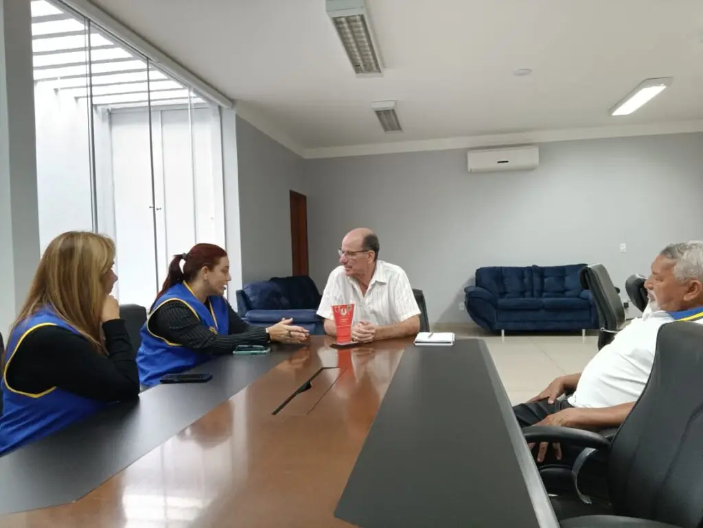 Lions Clube Amambai Crepúsculo homenageia prefeito Sérgio Barbosa e firma nova parceria para ações sociais