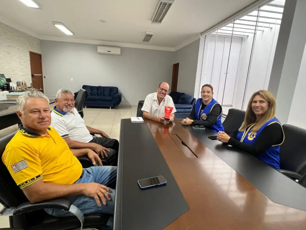 Lions Clube Amambai Crepúsculo homenageia prefeito Sérgio Barbosa e firma nova parceria para ações sociais