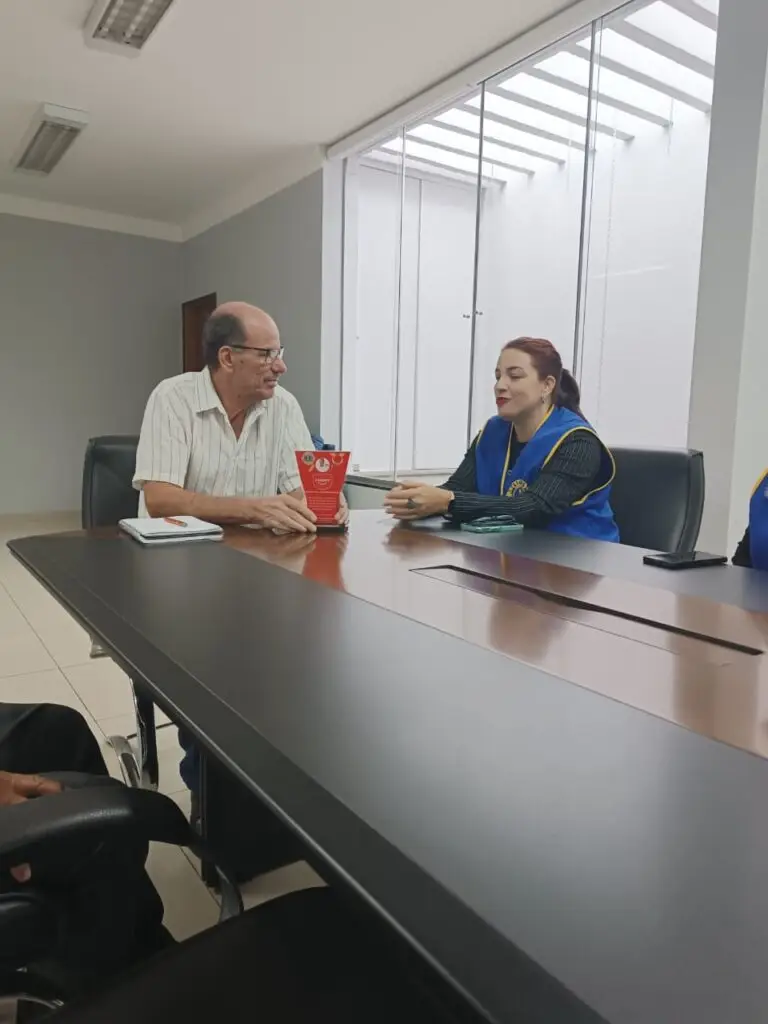 Lions Clube Amambai Crepúsculo homenageia prefeito Sérgio Barbosa e firma nova parceria para ações sociais