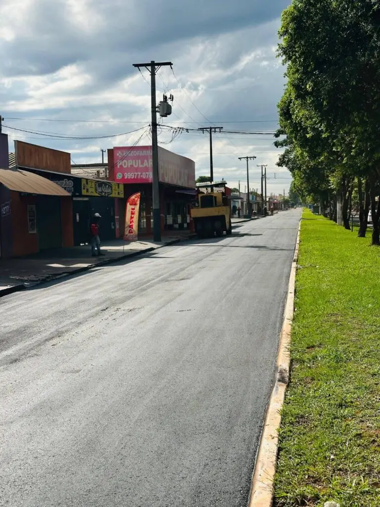 Prefeitura de Iguatemi reinicia a 2ª etapa de recapeamento asfáltico na Avenida Francisco Fernandes Filho