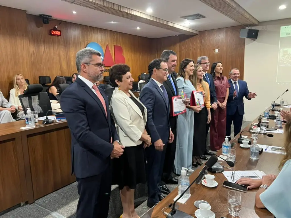 OAB/MS homenageia prefeito Sérgio Barbosa por apoio ao Congresso Autismo sem Fronteira em sessão do Conselho Seccional