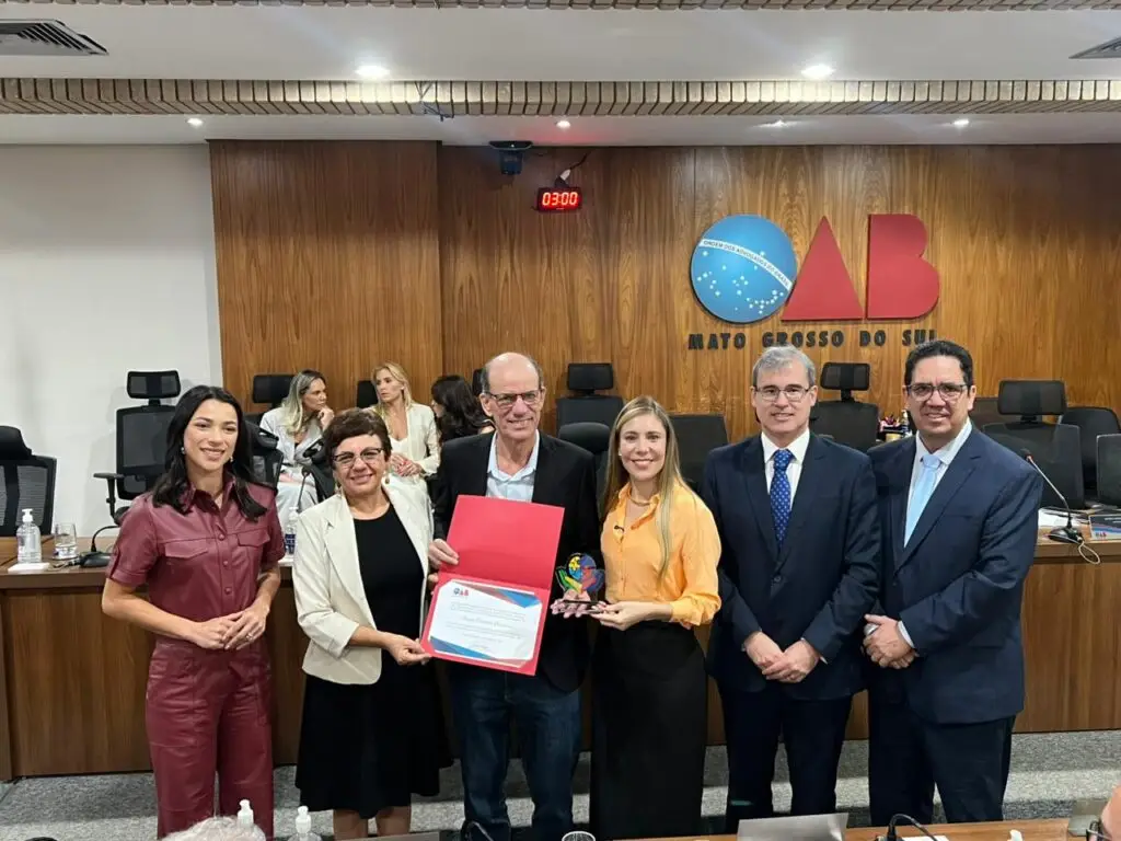 OAB/MS homenageia prefeito Sérgio Barbosa por apoio ao Congresso Autismo sem Fronteira em sessão do Conselho Seccional