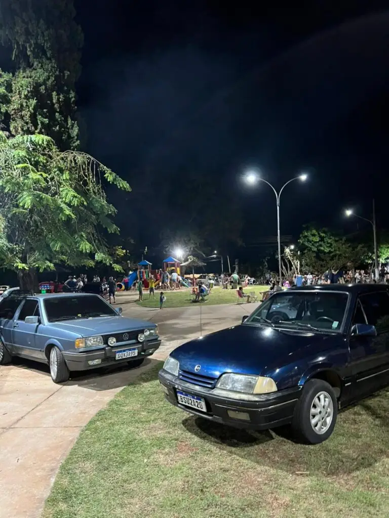 Encontro de carros antigos transforma Praça São José em ponto de cultura e lazer em Amambai