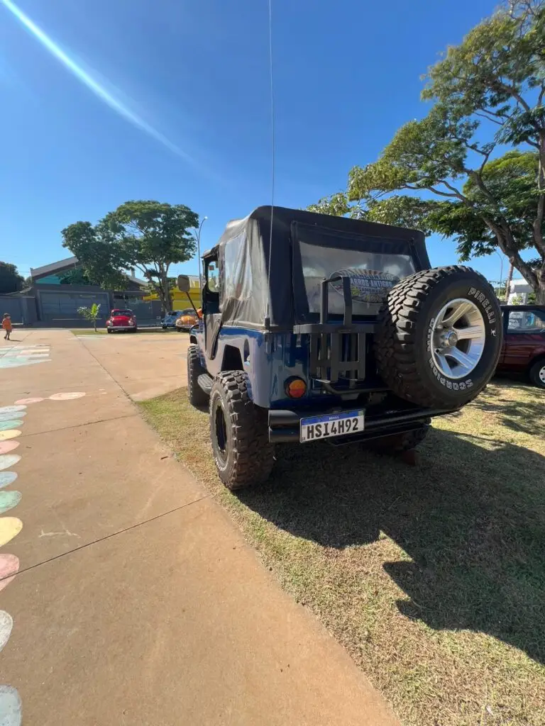 Encontro de carros antigos transforma Praça São José em ponto de cultura e lazer em Amambai