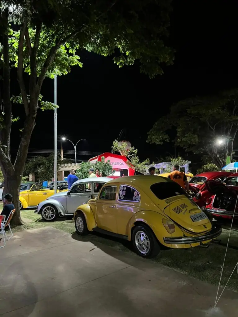 Encontro de carros antigos transforma Praça São José em ponto de cultura e lazer em Amambai