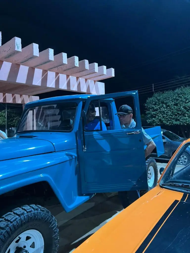 Encontro de carros antigos transforma Praça São José em ponto de cultura e lazer em Amambai