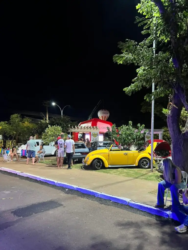 Encontro de carros antigos transforma Praça São José em ponto de cultura e lazer em Amambai