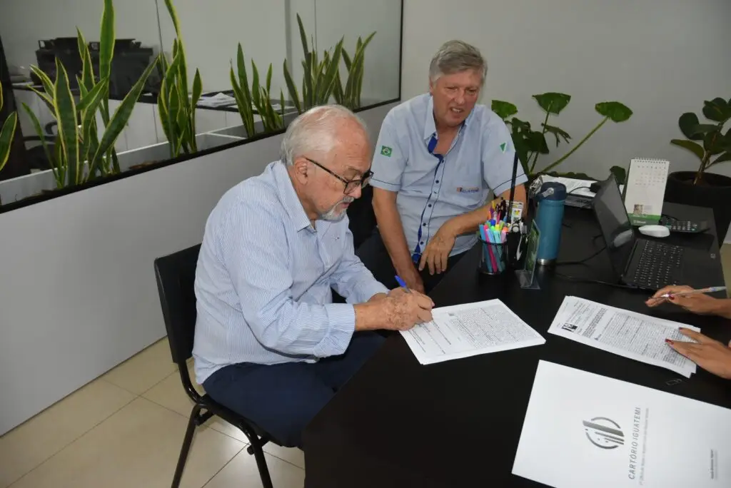 Iguatemi: Prefeito Lídio Ledesma e proprietário do Agroindustrial, Mauro Sérgio Domigues, assinam termo de doação de área de 3 ha e 331 m²