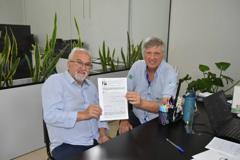 Iguatemi: Prefeito Lídio Ledesma e proprietário do Agroindustrial, Mauro Sérgio Domigues, assinam termo de doação de área de 3 ha e 331 m²