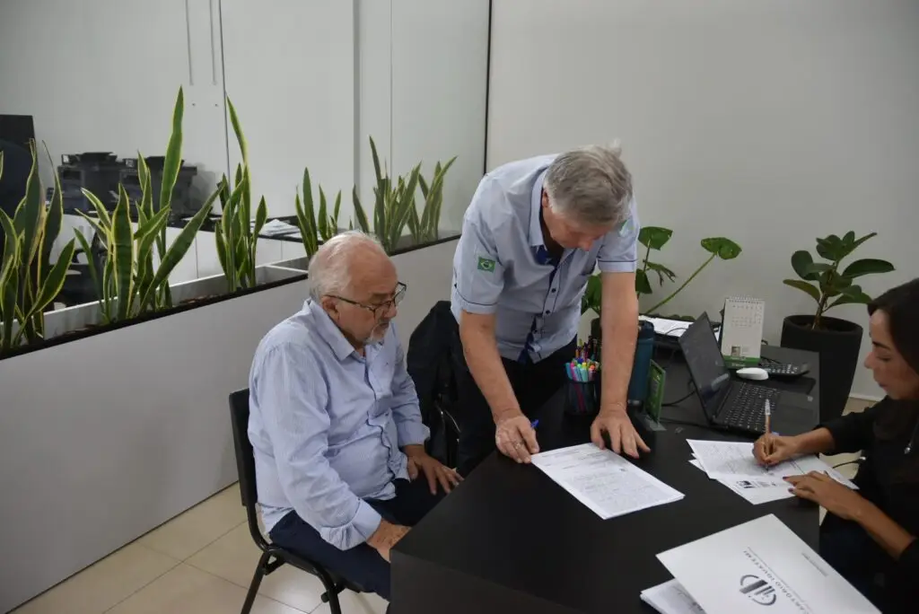 Iguatemi: Prefeito Lídio Ledesma e proprietário do Agroindustrial, Mauro Sérgio Domigues, assinam termo de doação de área de 3 ha e 331 m²