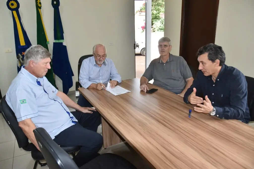 Iguatemi: Prefeito Lídio Ledesma e proprietário do Agroindustrial, Mauro Sérgio Domigues, assinam termo de doação de área de 3 ha e 331 m²
