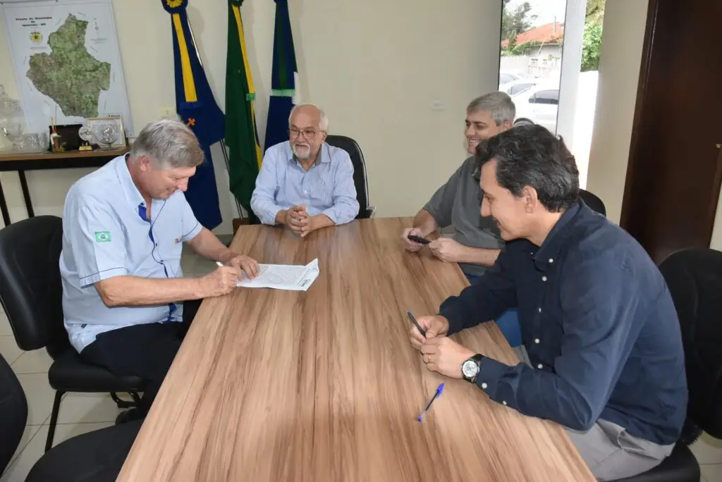 Iguatemi: Prefeito Lídio Ledesma e proprietário do Agroindustrial, Mauro Sérgio Domigues, assinam termo de doação de área de 3 ha e 331 m²