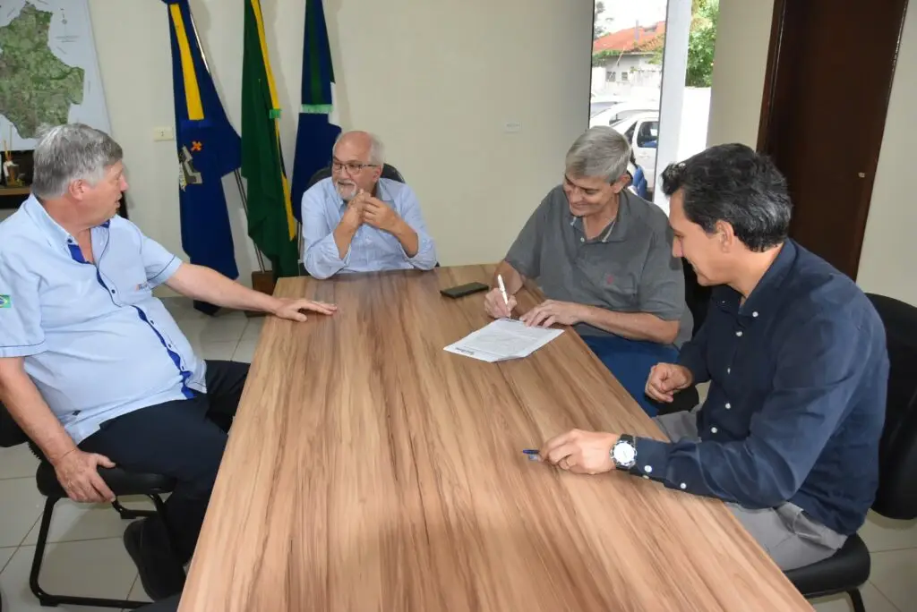 Iguatemi: Prefeito Lídio Ledesma e proprietário do Agroindustrial, Mauro Sérgio Domigues, assinam termo de doação de área de 3 ha e 331 m²