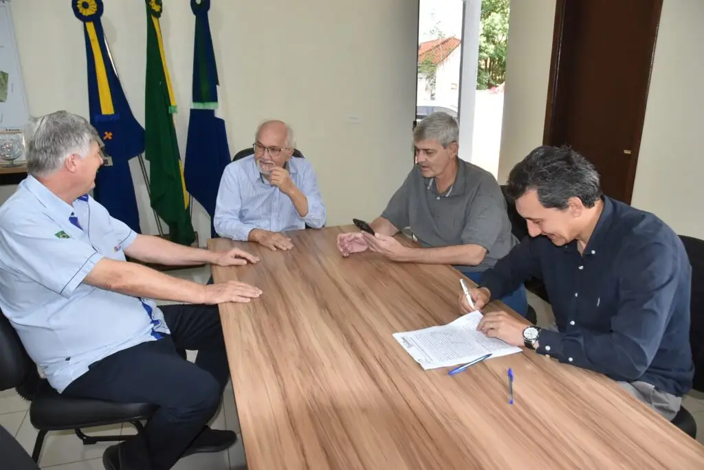 Iguatemi: Prefeito Lídio Ledesma e proprietário do Agroindustrial, Mauro Sérgio Domigues, assinam termo de doação de área de 3 ha e 331 m²