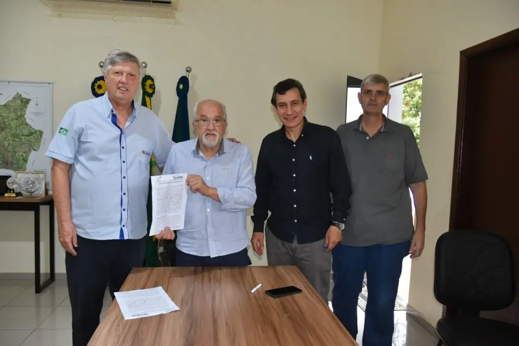 Iguatemi: Prefeito Lídio Ledesma e proprietário do Agroindustrial, Mauro Sérgio Domigues, assinam termo de doação de área de 3 ha e 331 m²