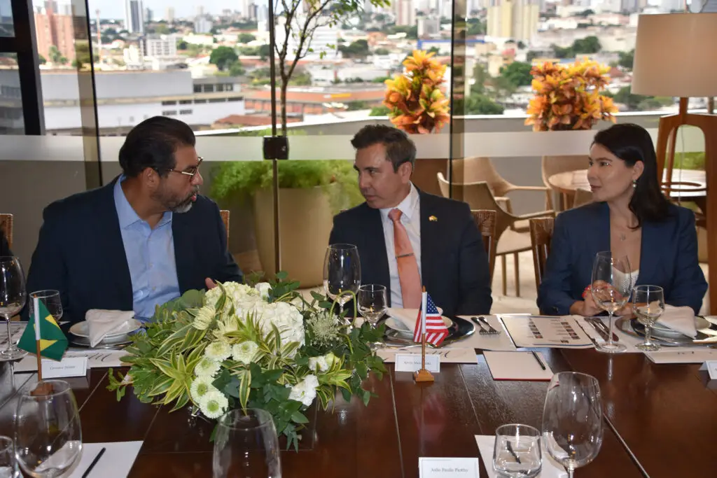 Fiems reúne empresários em encontro com cônsul-geral dos Estados Unidos