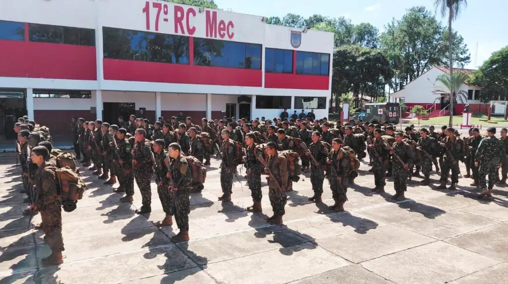 Ao participar da Formatura da Boina no 17º RC Mec, Darci destaca ingresso de mulheres no Exército Brasileiro