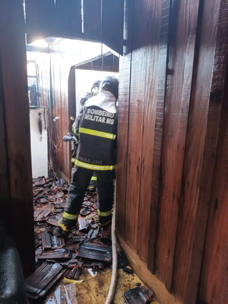 Corpo de Bombeiros controlam incêndio à residência em Amambai