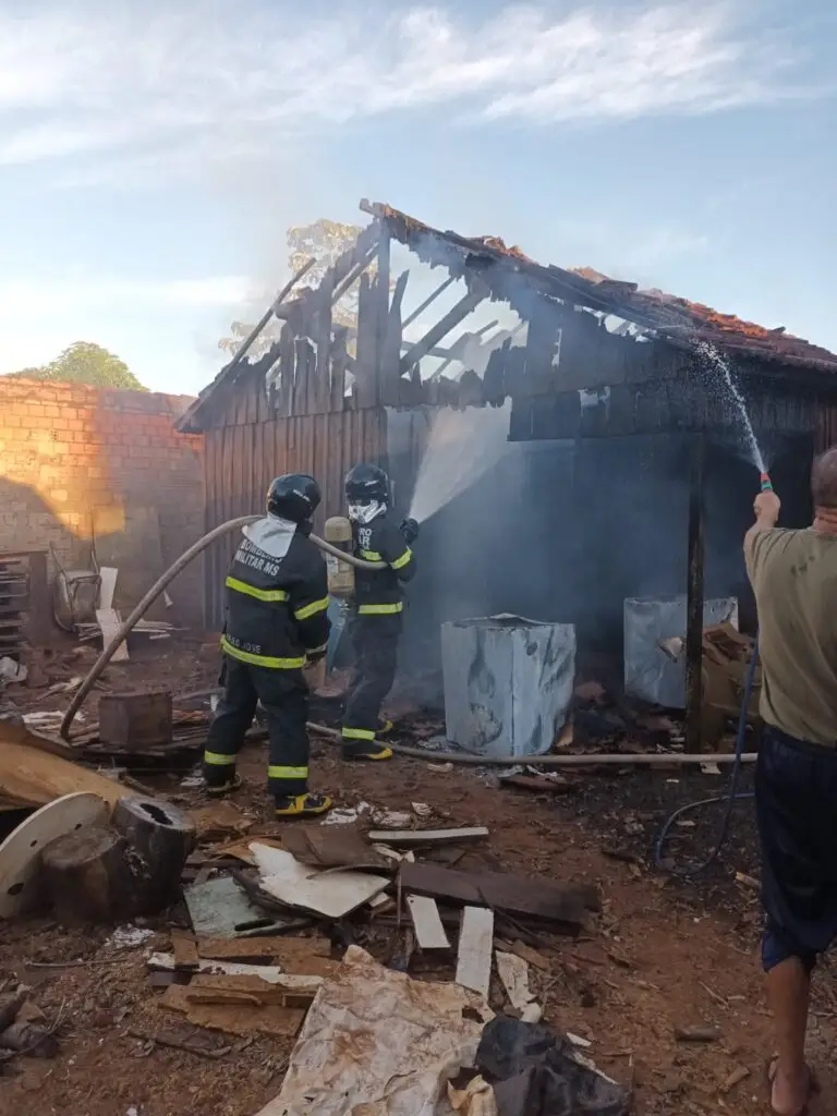 Corpo de Bombeiros controlam incêndio à residência em Amambai