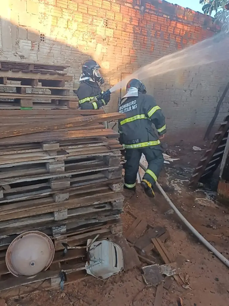 Corpo de Bombeiros controlam incêndio à residência em Amambai