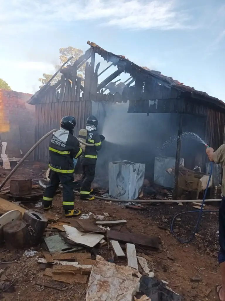 Corpo de Bombeiros controlam incêndio à residência em Amambai