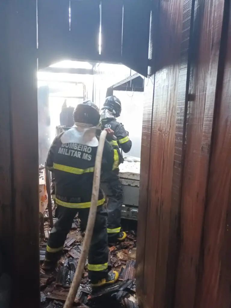 Corpo de Bombeiros controlam incêndio à residência em Amambai