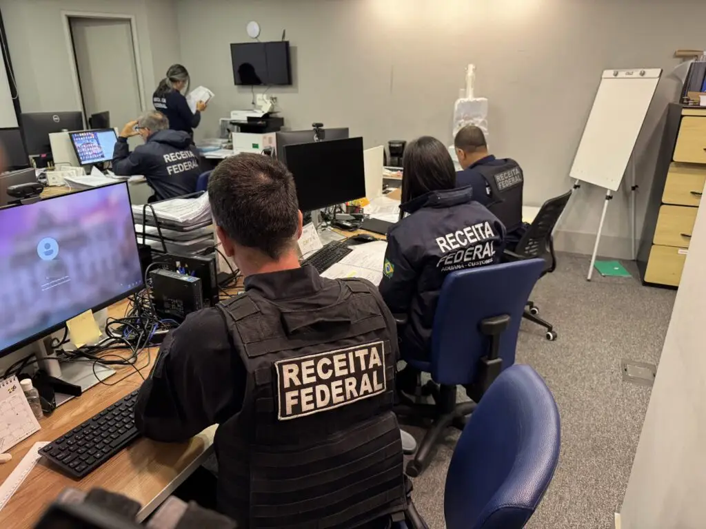 Operação Fluxo Oculto mira esquema no setor de combustíveis com movimentação de R$ 26 bilhões em fintechs Operação Fluxo Oculto mira esquema no setor de combustíveis com movimentação de R$ 26 bilhões em fintechs