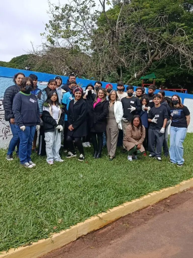 Alunos de Tacuru participam de oficina artística sobre Graffiti e pintam muro de escola municipal