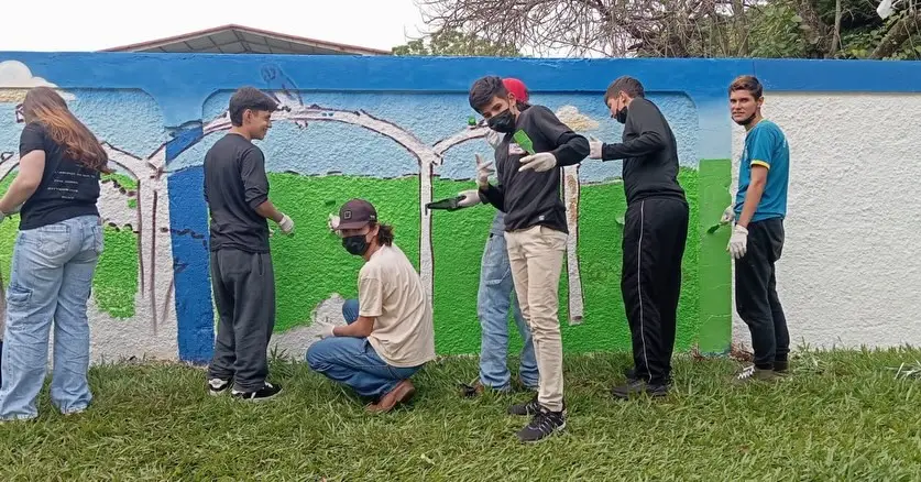 Alunos de Tacuru participam de oficina artística sobre Graffiti e pintam muro de escola municipal