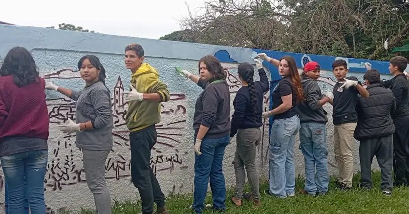 Alunos de Tacuru participam de oficina artística sobre Graffiti e pintam muro de escola municipal