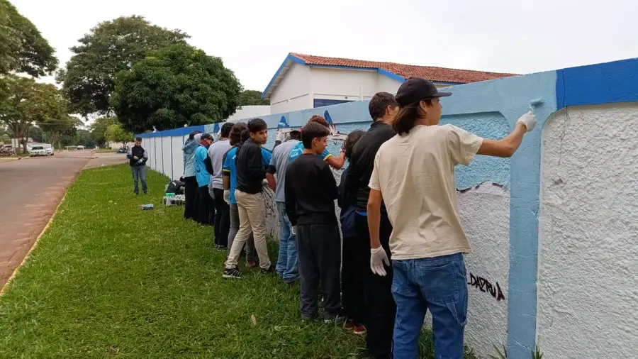 Alunos de Tacuru participam de oficina artística sobre Graffiti e pintam muro de escola municipal