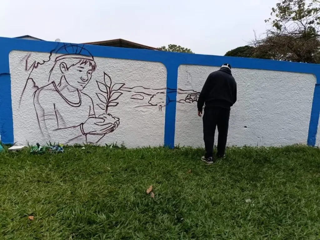 Alunos de Tacuru participam de oficina artística sobre Graffiti e pintam muro de escola municipal