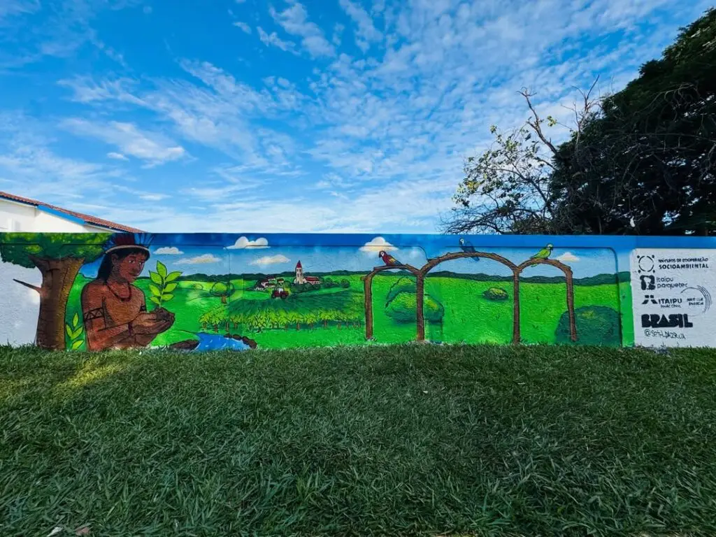 Alunos de Tacuru participam de oficina artística sobre Graffiti e pintam muro de escola municipal