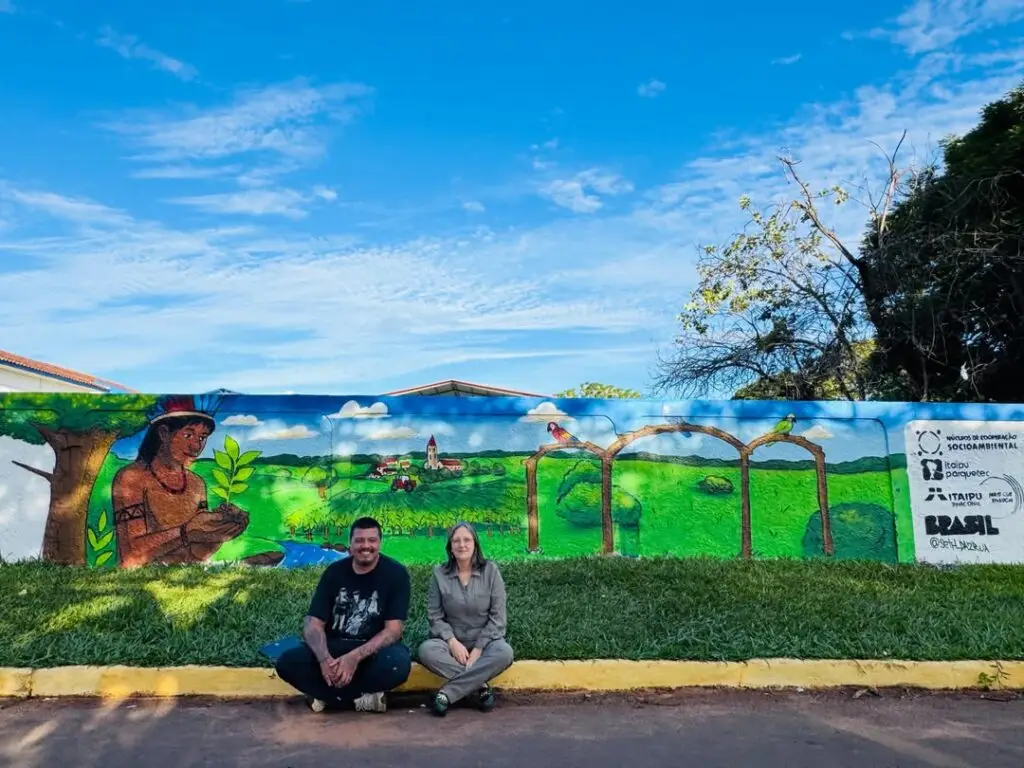 Alunos de Tacuru participam de oficina artística sobre Graffiti e pintam muro de escola municipal