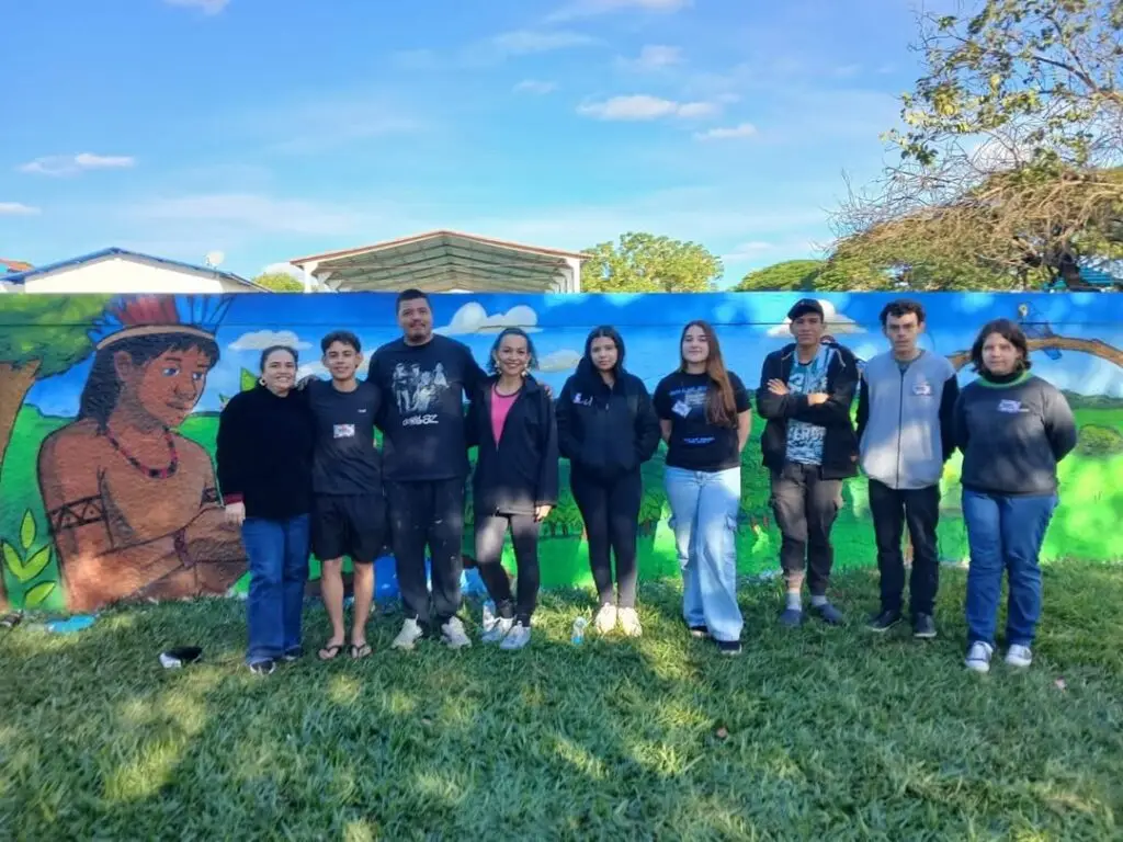 Alunos de Tacuru participam de oficina artística sobre Graffiti e pintam muro de escola municipal