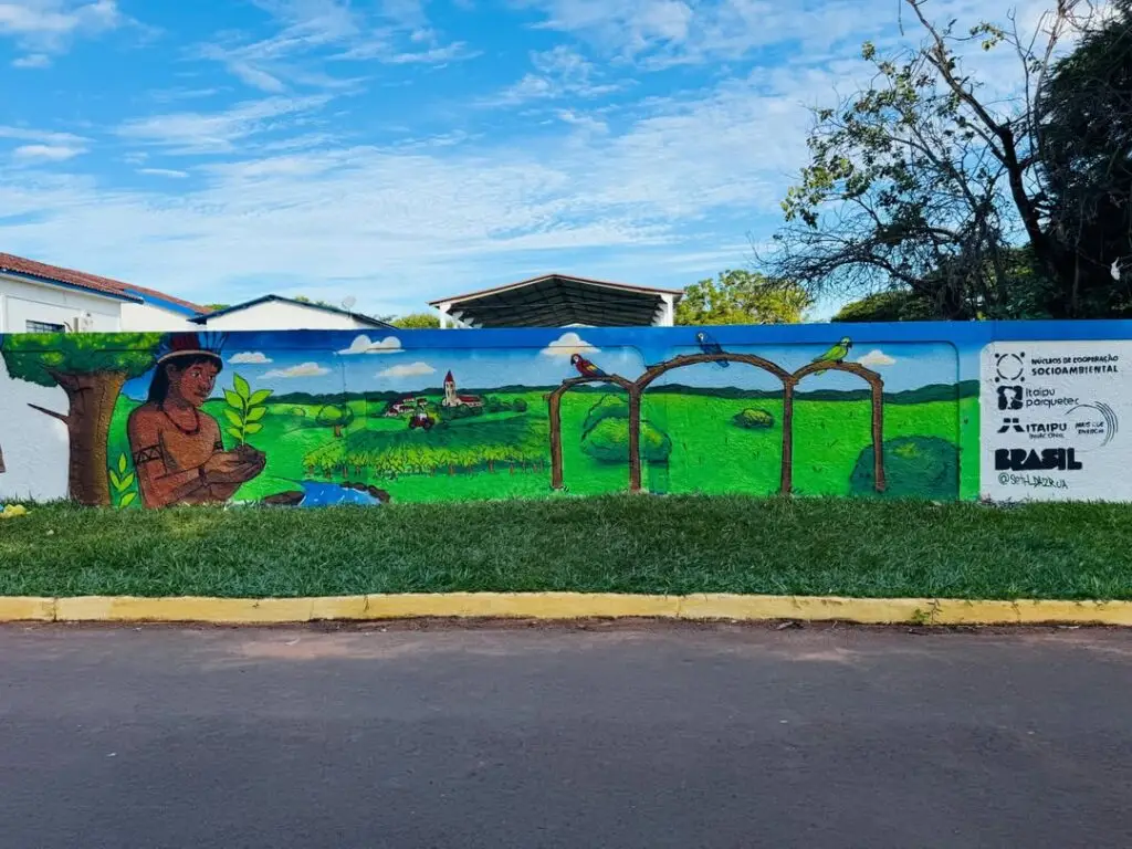 Alunos de Tacuru participam de oficina artística sobre Graffiti e pintam muro de escola municipal