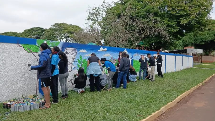 Alunos de Tacuru participam de oficina artística sobre Graffiti e pintam muro de escola municipal