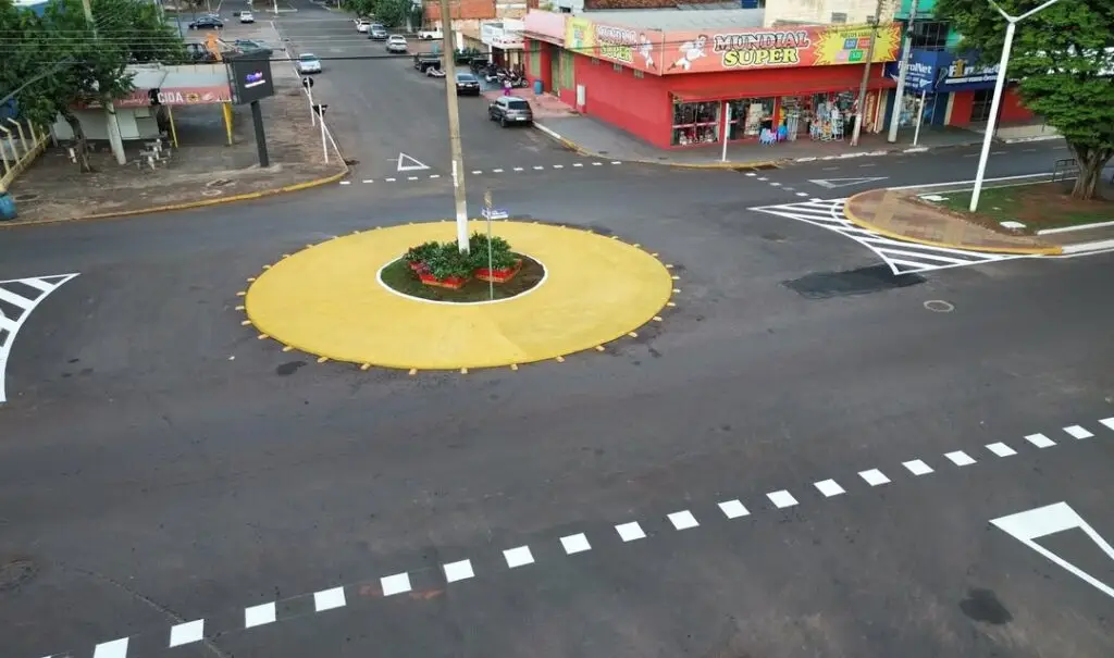 Antiga ilha de trânsito da Avenida Presidente Vargas é transformada em rotatória em Iguatemi