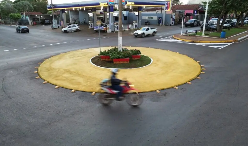 Antiga ilha de trânsito da Avenida Presidente Vargas é transformada em rotatória em Iguatemi