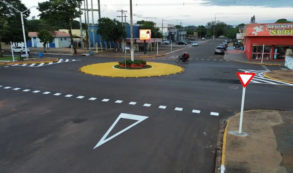 Antiga ilha de trânsito da Avenida Presidente Vargas é transformada em rotatória em Iguatemi