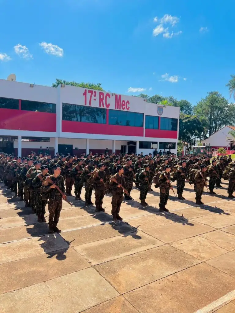 Prefeito Sérgio Barbosa acompanha entrega da Boina Preta a soldados do 17º RC Mec em Amambai