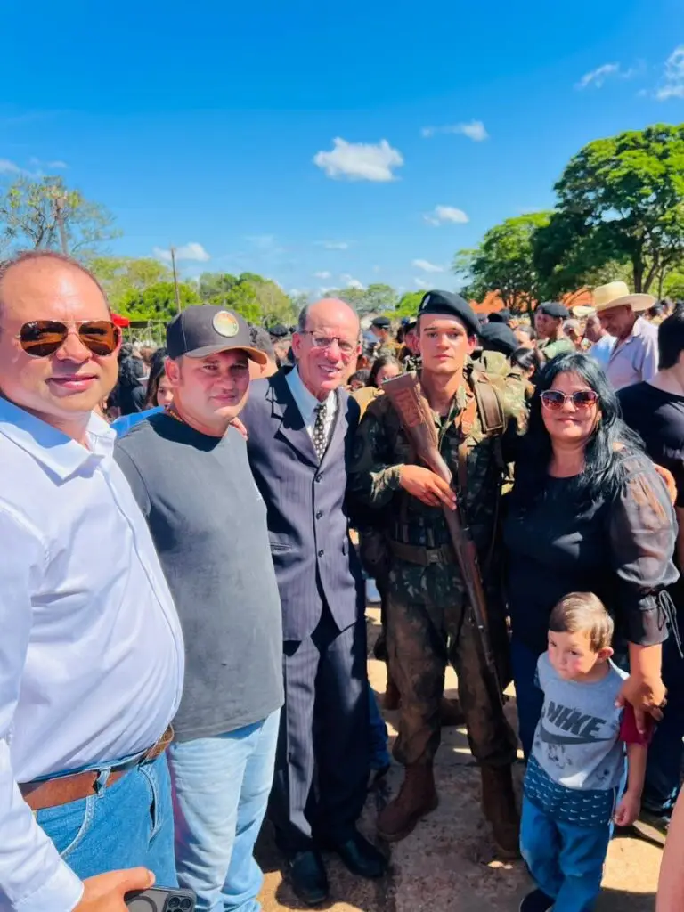 Prefeito Sérgio Barbosa acompanha entrega da Boina Preta a soldados do 17º RC Mec em Amambai