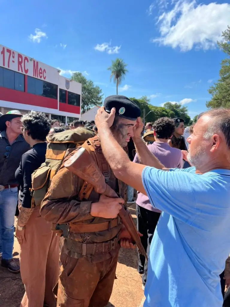 Prefeito Sérgio Barbosa acompanha entrega da Boina Preta a soldados do 17º RC Mec em Amambai