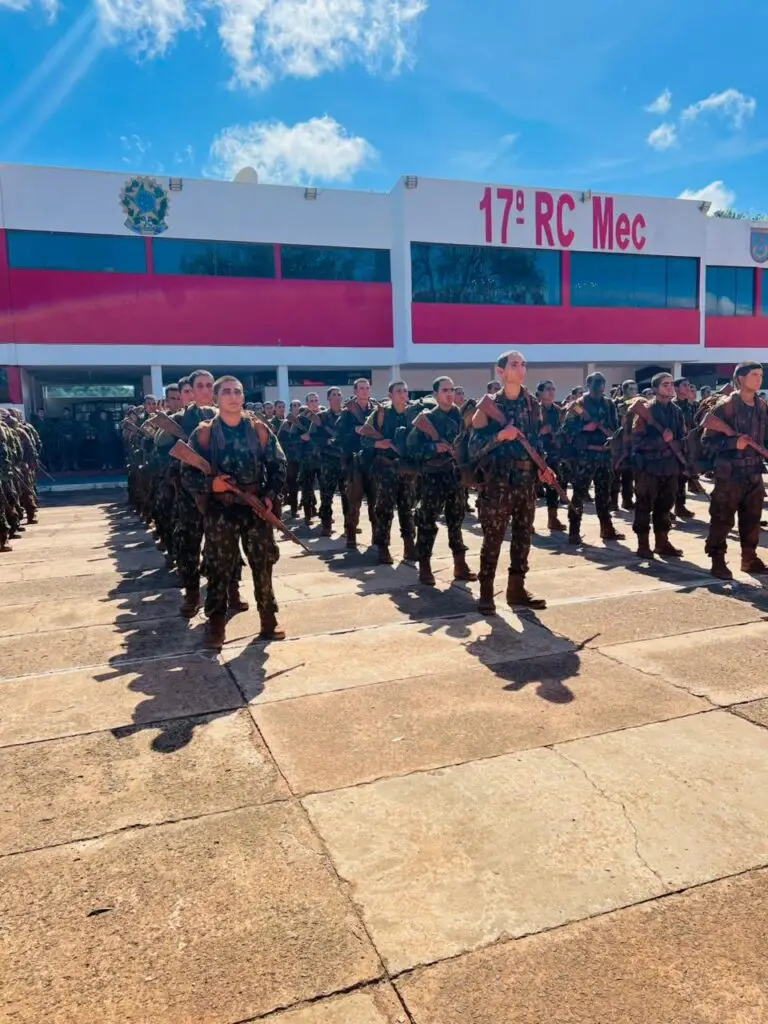 Prefeito Sérgio Barbosa acompanha entrega da Boina Preta a soldados do 17º RC Mec em Amambai