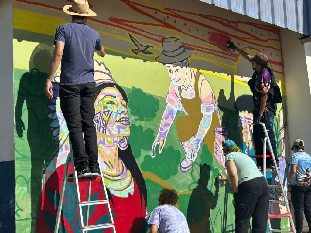 Entre arte, cor e ideias, parede ganha vida no Ginásio Flávio Derzi, em Amambai