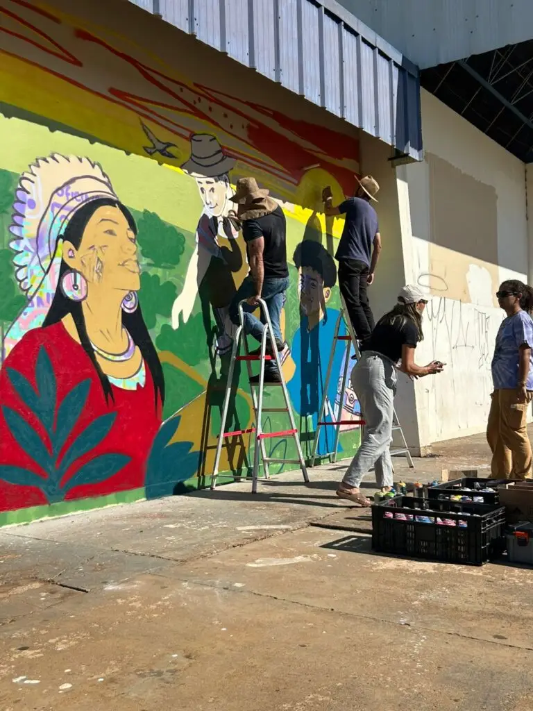 Entre arte, cor e ideias, parede ganha vida no Ginásio Flávio Derzi, em Amambai
