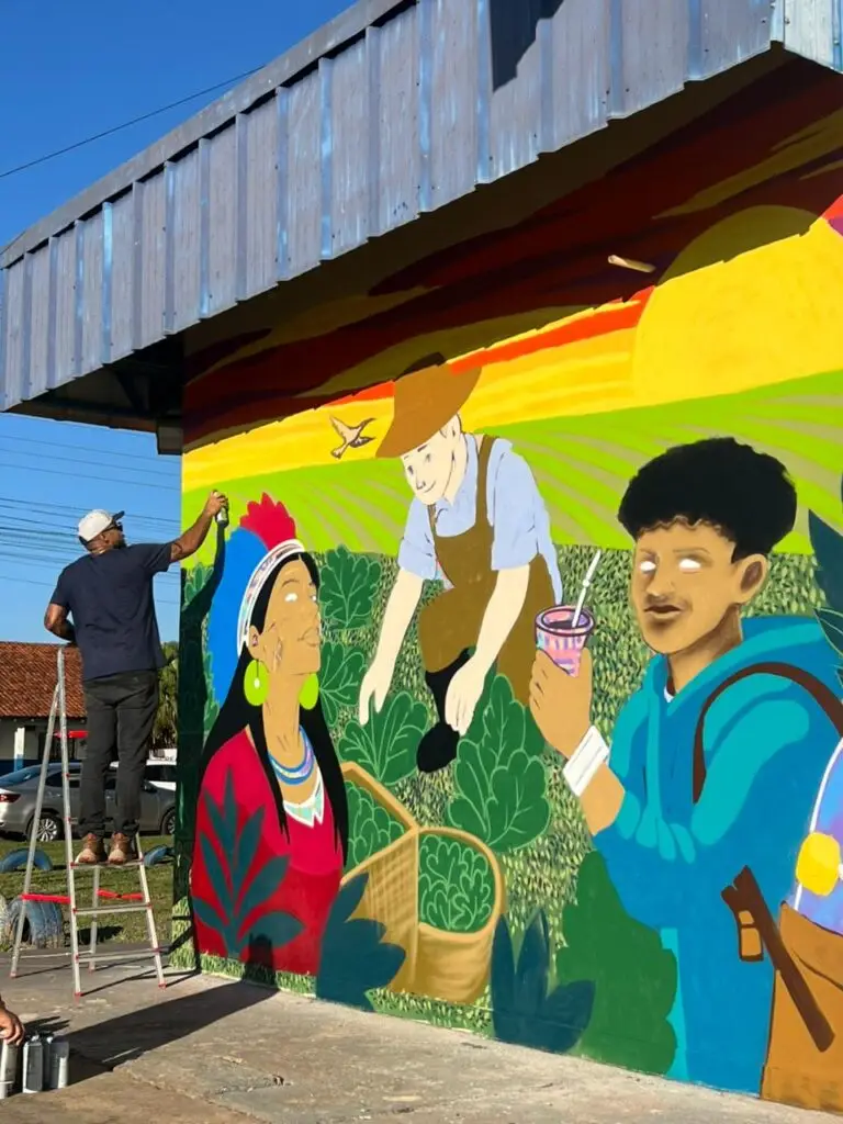 Entre arte, cor e ideias, parede ganha vida no Ginásio Flávio Derzi, em Amambai